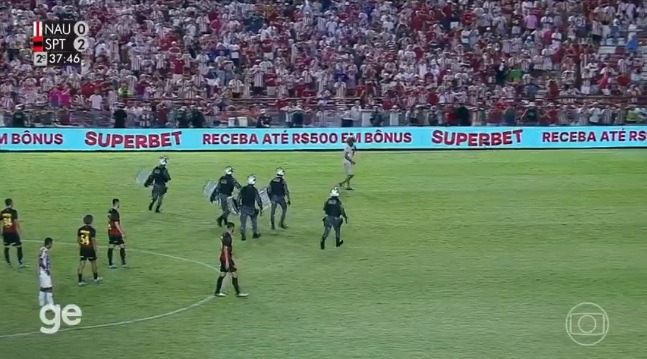 VÍDEO: Mesmo torcedor invade o campo da final de Náutico x Sport duas vezes e vira meme nas redes; ASSISTA