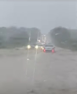 VÍDEO: Água toma conta da pista na BR-304 no RN; assista