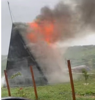 VÍDEO: Cabana pega fogo após ser atingida por raio no RN; ASSISTA