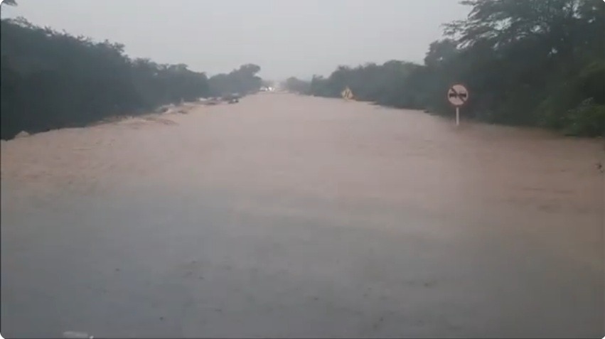 VÍDEO: Rio transborda e interdita trecho da BR-304 no RN