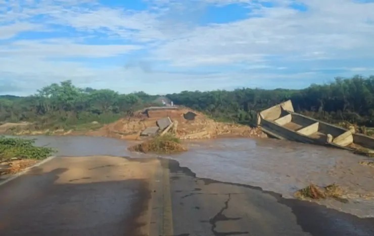 VÍDEO: Confira como ficou trecho da BR-304 após desabamento de ponte; via segue interditada