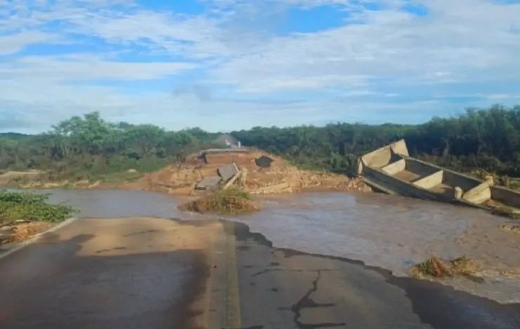 Reconstrução de ponte na BR-304 vai levar de 8 a 12 meses, diz DNIT