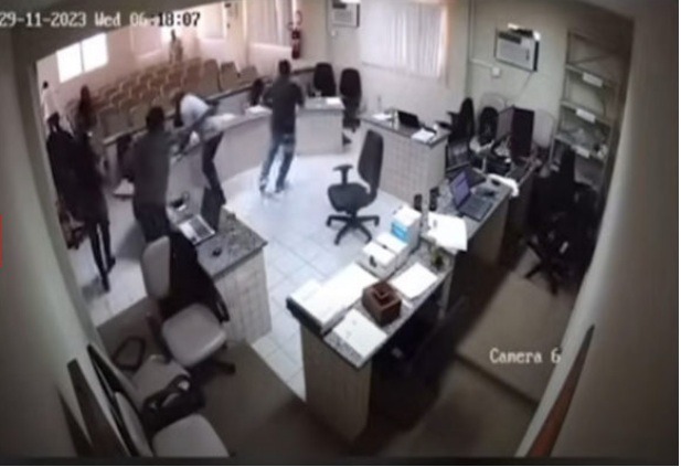 VÍDEO: Filho atira contra assassino do pai durante júri