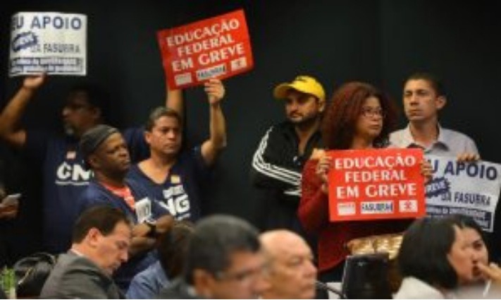 Servidores federais de educação iniciam greve nesta quarta-feira (3)