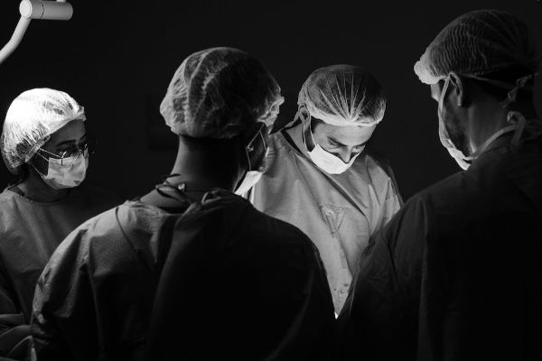 Justiça mantém condenação do Estado por erro médico após amputação de perna de estudante em Natal