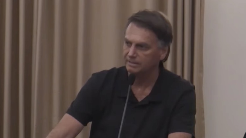 É crime ir na embaixada, mas não no Alemão falar com traficante, diz Bolsonaro