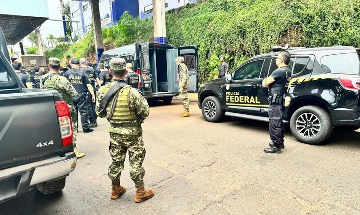 Paraguai entrega 25 presos brasileiros à Polícia Federal