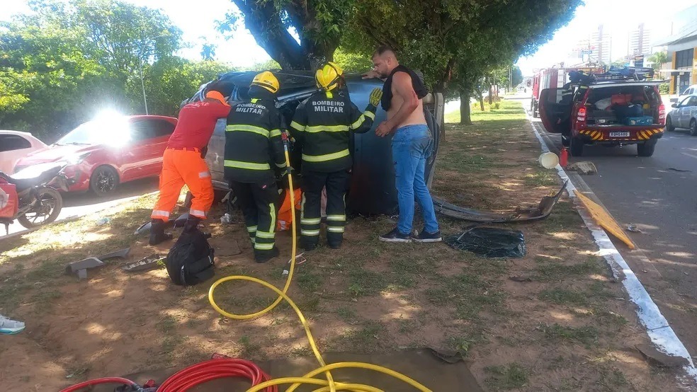 Mulher fica presa às ferragens após colisão entre dois carros na Av. Roberto Freire, em Natal