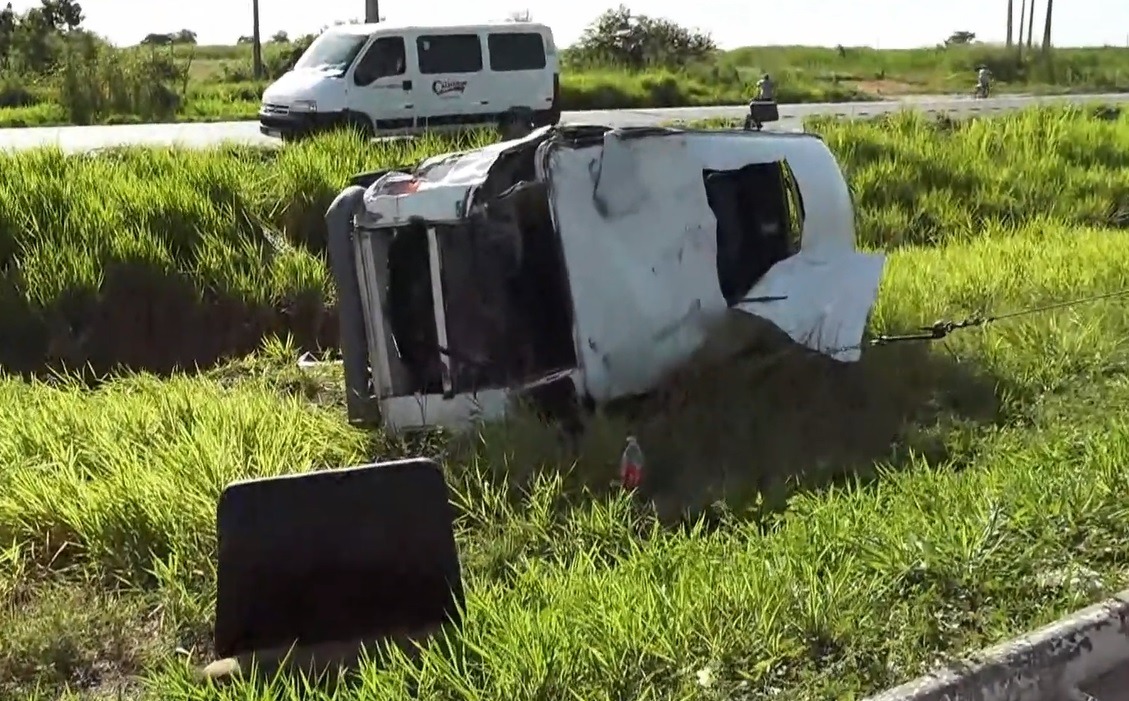 Mulher morre após Kombi capotar na BR-101 no RN