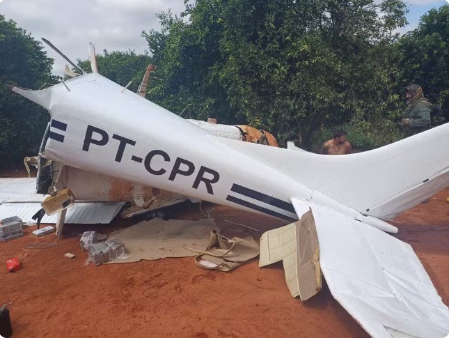 Avião quebra ao meio e revela drogas em pouso forçado após ser interceptado pela FAB