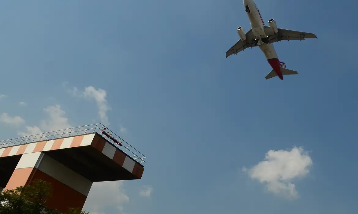 Boeing angolano fura fila (de novo) ao decolar em SP; 1ª vez teve bate-boca