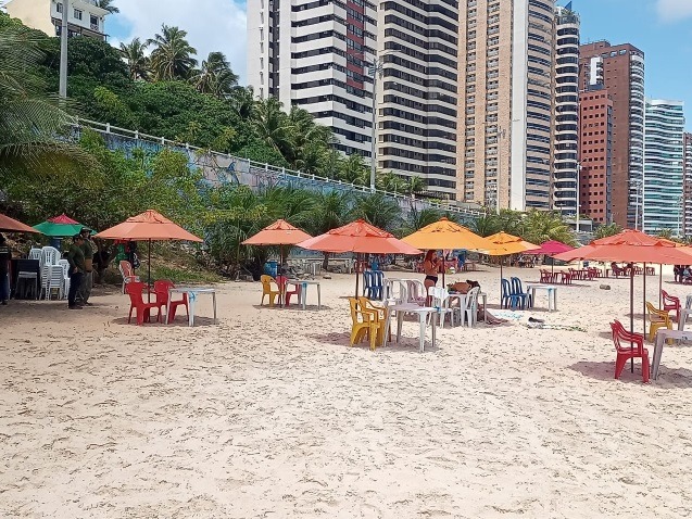 Responsável por evento que deixou rastro de lixo em praia de Natal será autuado pela Prefeitura