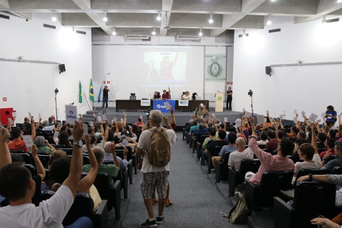 Professores da UFRN aprovam indicativo de greve; decisão será realizada em plebiscito