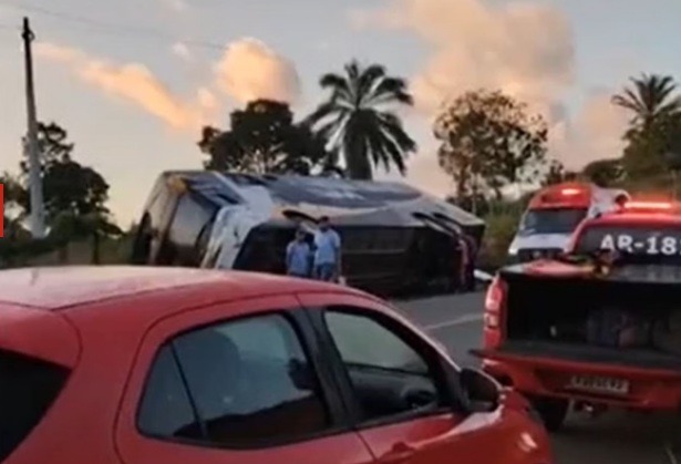 Ônibus de turismo tomba e 8 pessoas morrem na Bahia