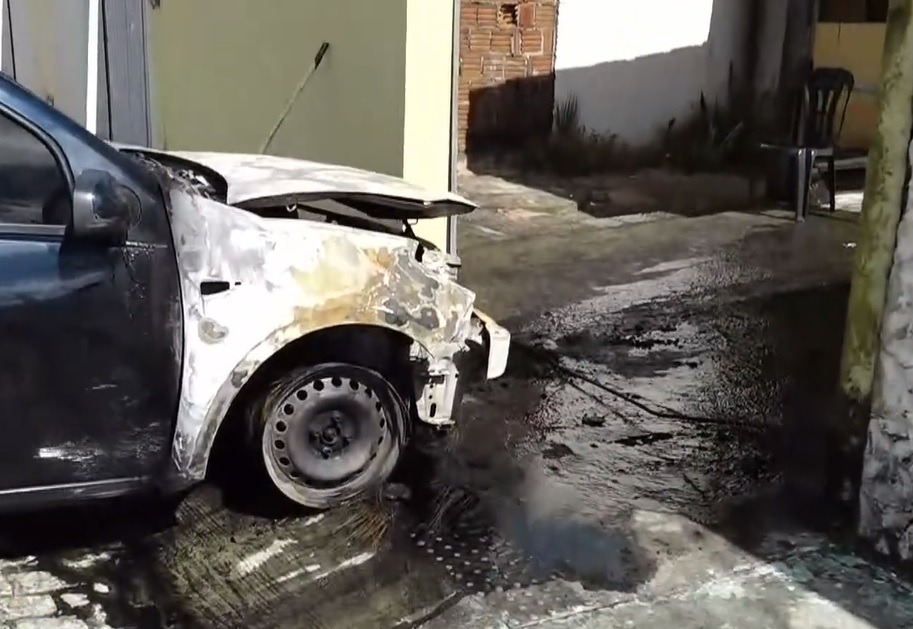 Carro pega fogo dentro de casa na Grande Natal e família se abriga no quintal