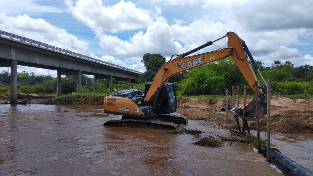Cheia do Rio Pajeú dificulta reparo na Adutora Sertão Central; sete municípios do RN tem abastecimento interrompido
