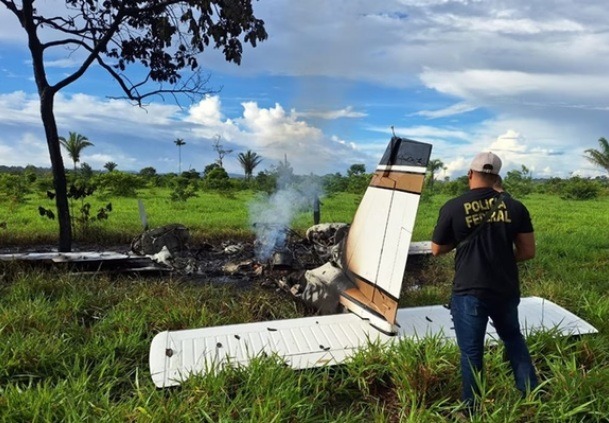 Piloto faz pouso forçado, coloca fogo em avião e sequestra ambulância