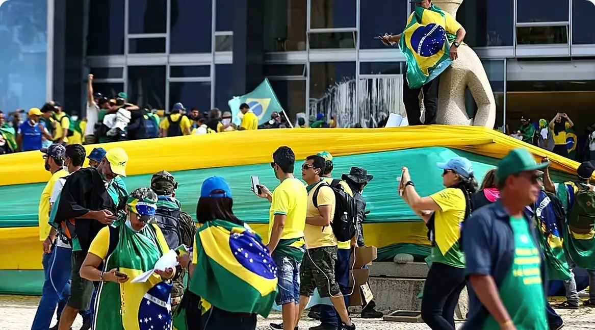 Autista, PCD, ambulante e morador de rua tentam absolvição no STF por 8/1