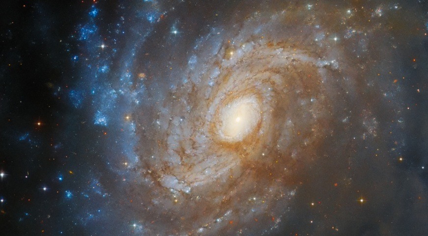 Telescópio Hubble encontra galáxia encoberta por nuvem cósmica