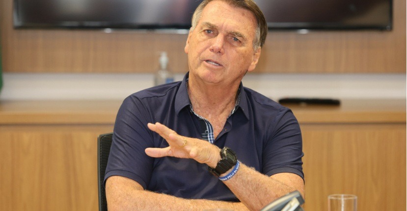 Bolsonaro anuncia que vai entrevistar Elon Musk neste sábado