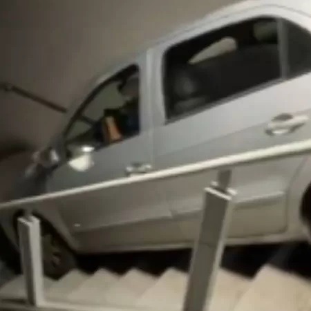 VÍDEO: Torcedor desce escada de carro após errar saída no Mineirão; assista