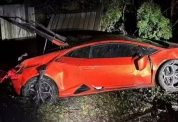 Adolescentes destroem Lamborghini de R$ 2,5 milhões em test drive