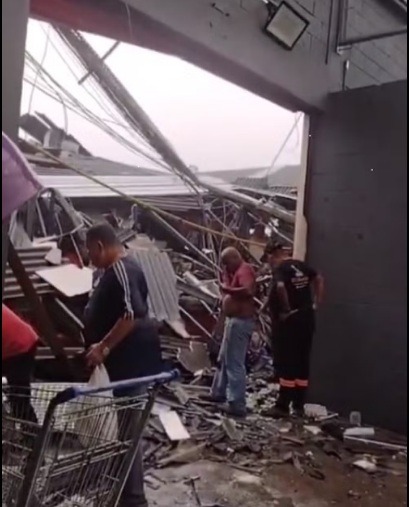 VÍDEO: Teto de supermercado desaba e deixa 11 feridos