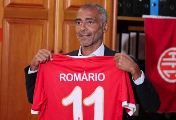 Romário assina com clube que é presidente e pode voltar a jogar