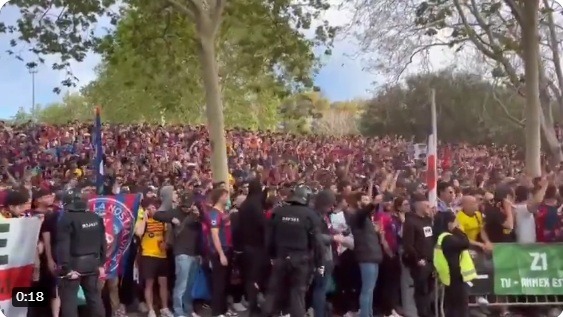 [VÍDEO] Torcedores do Barcelona ofendem Vini Jr. antes de partida da Liga dos Campeões: "Vinicius, morra"