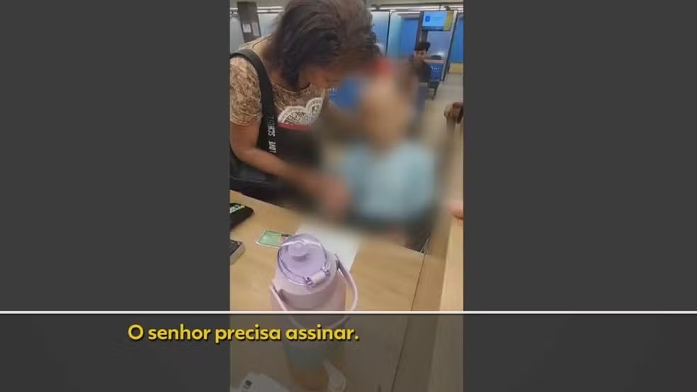 VÍDEO: Mulher leva idoso morto para sacar empréstimo em banco: 'Assina'