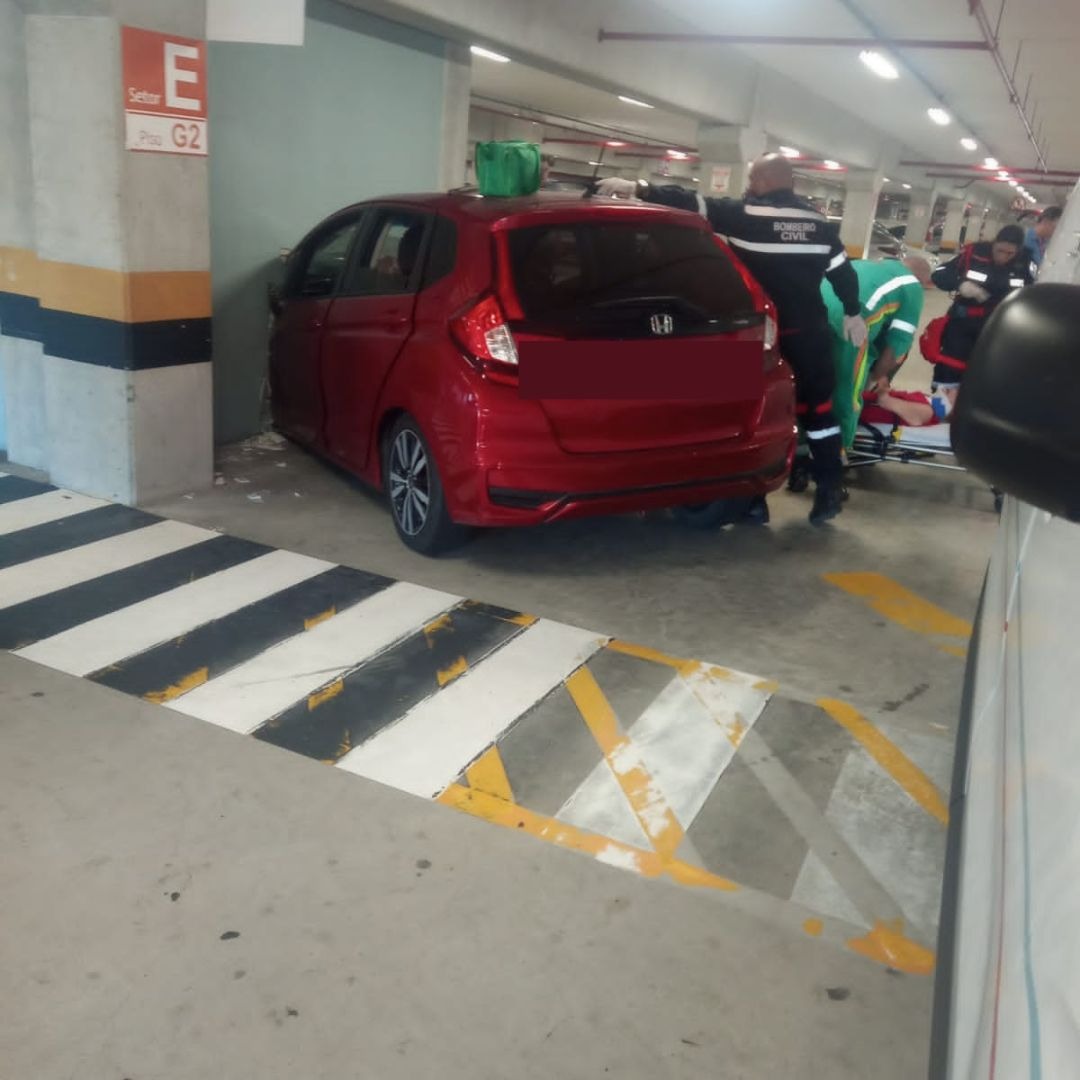 Acidente em estacionamento do Midway Mall deixa carro completamente destruído