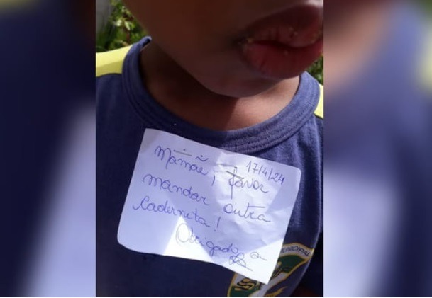 Mãe se revolta após professora grampear bilhete na camiseta do filho