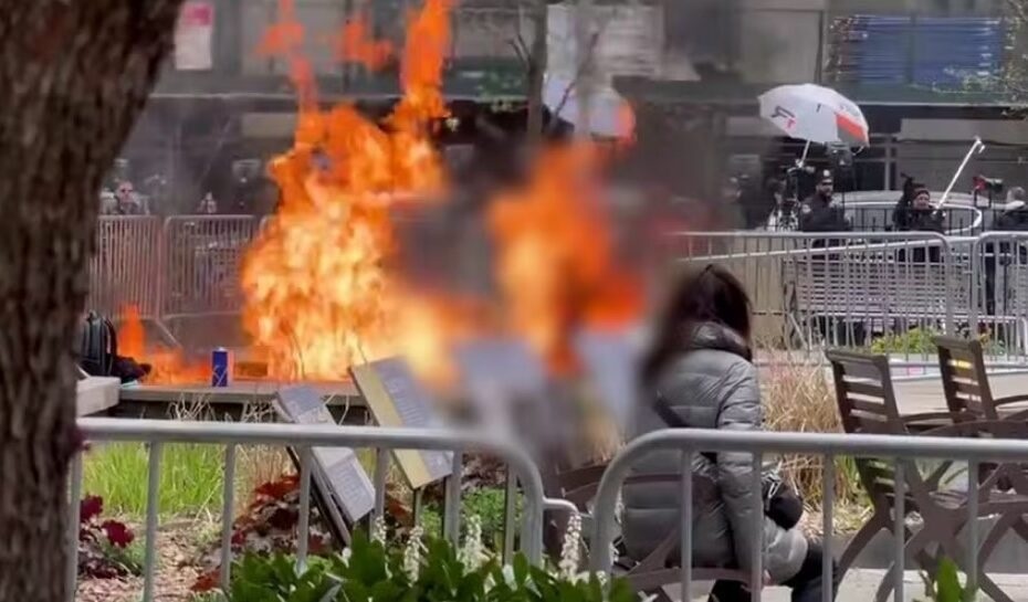 VÍDEO: Homem ateia fogo em si mesmo em frente ao tribunal de julgamento de Donald Trump nos EUA