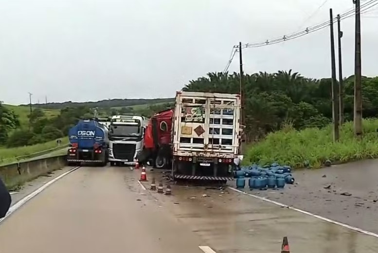 Homem morre após caminhões carregados com botijões de gás e óleo diesel baterem na BR-101; via é interditada