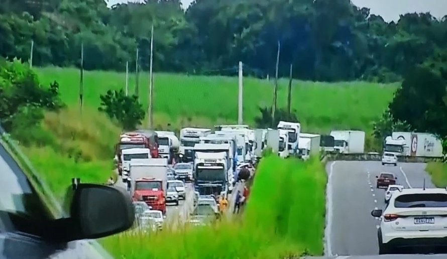 PRF libera tráfego de veículos na BR-101 após acidente entre caminhões em Arez
