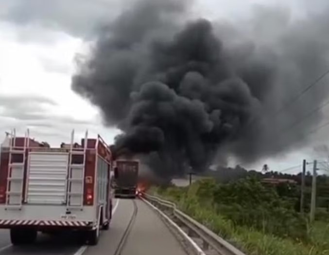 VÍDEO: Carreta que transportava bebidas pega fogo na Grande Natal; ASSISTA