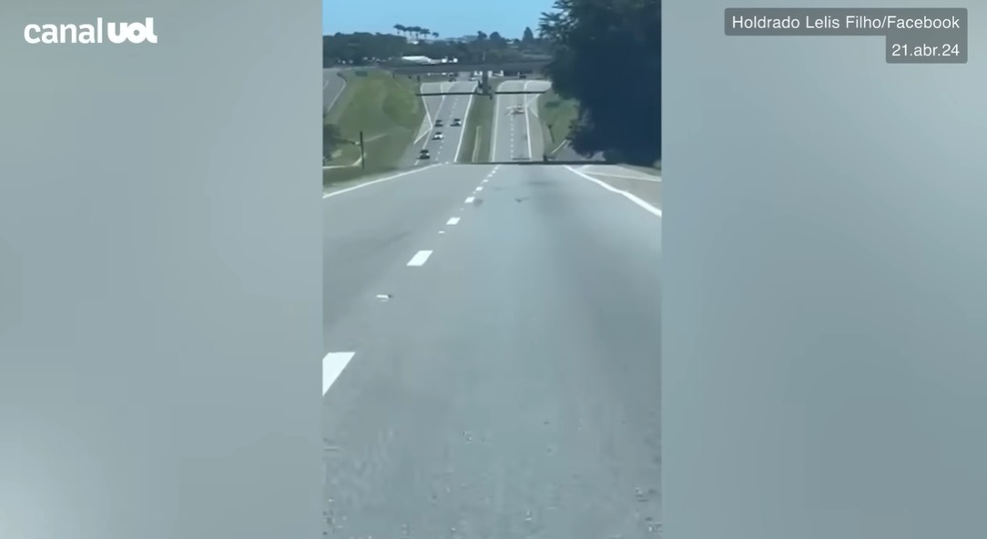 VÍDEO: Avião faz pouso forçado em rodovia após pane no motor; assista