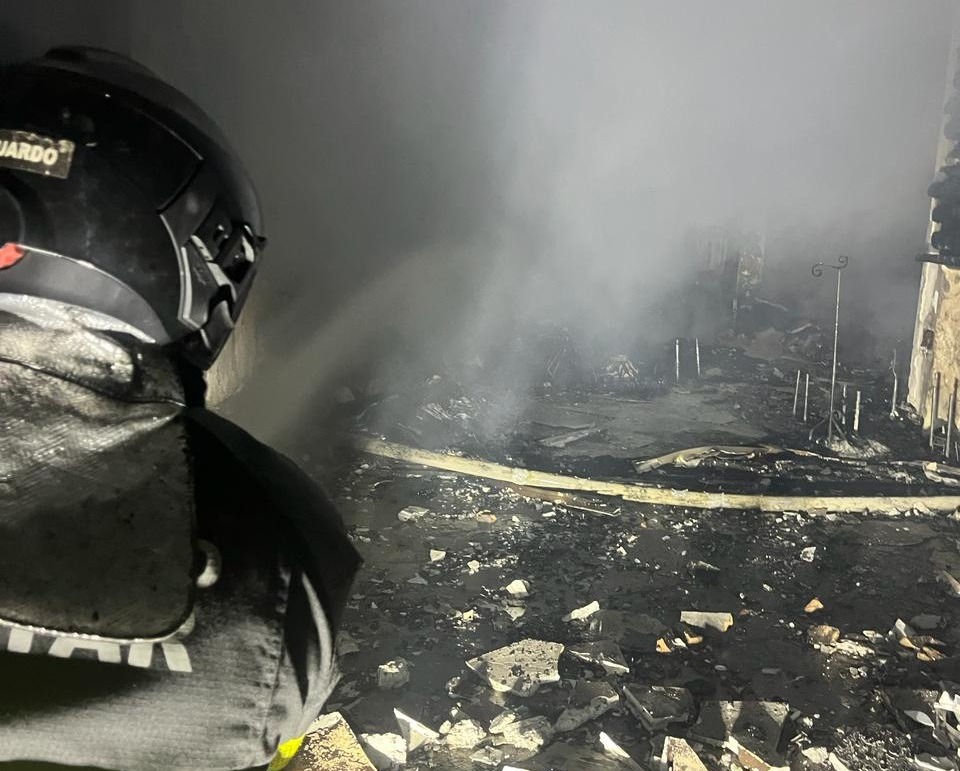 Bombeiros controlam fogo em shopping de Natal