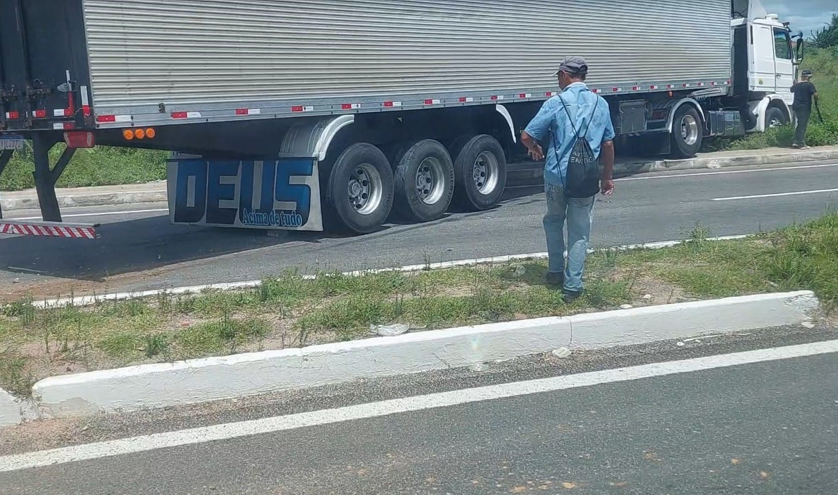 VÍDEO: Carreta invade contramão e trava trânsito na em trecho da BR-101