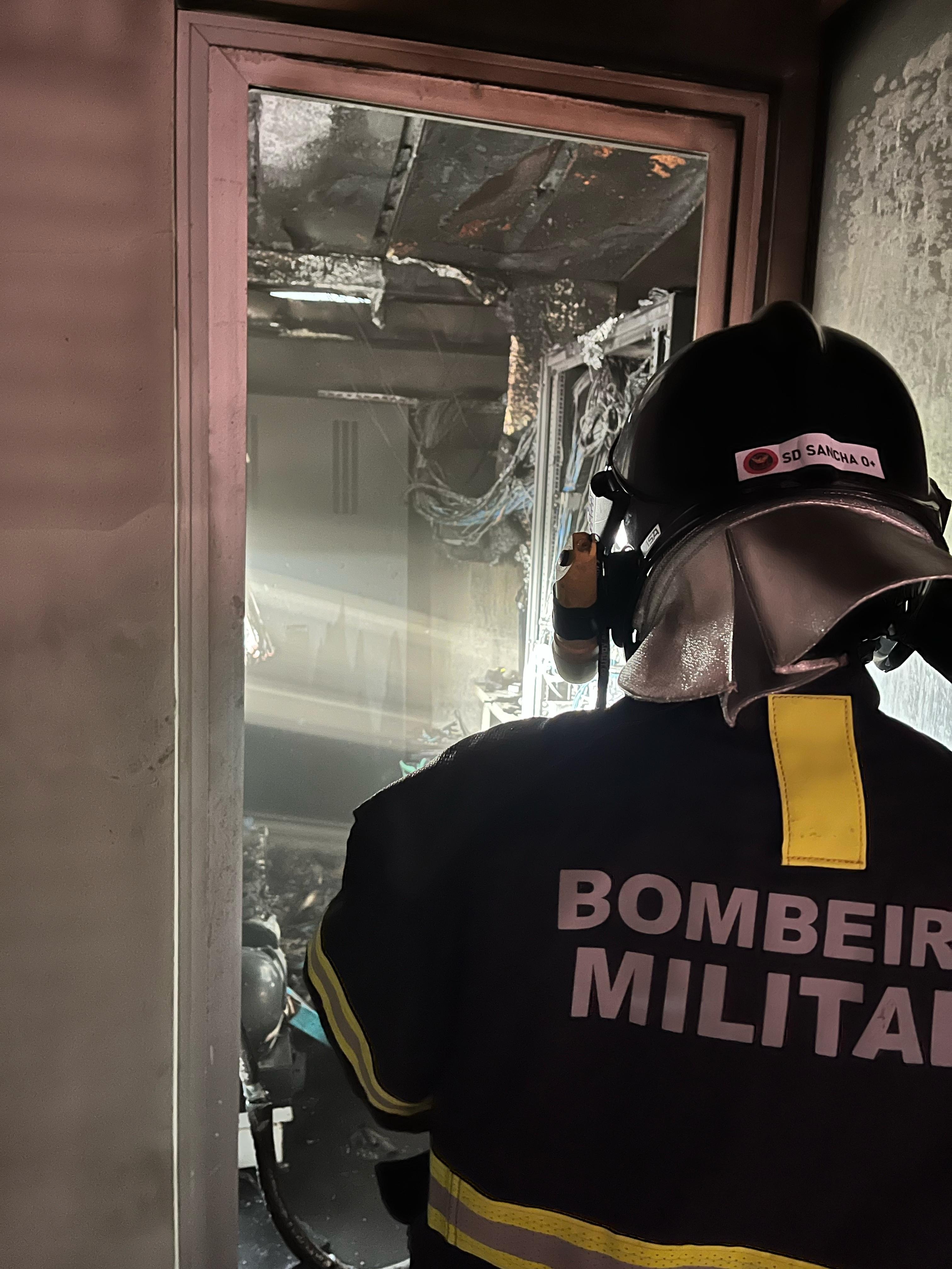 Bombeiros do RN combatem fogo em supermercado no interior do RN