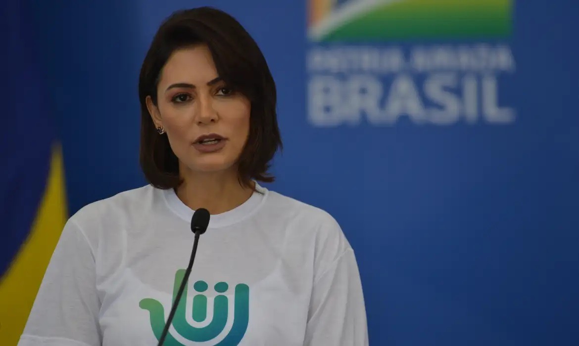 Michelle Bolsonaro vai para o hospital e ficará em isolamento após sentir dores