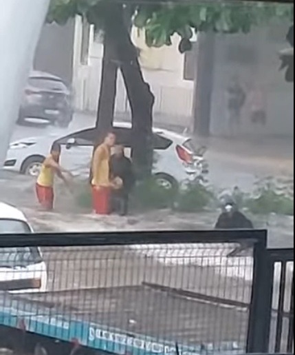 VÍDEO: Com fortes chuvas, bombeiros fazem resgate no Alecrim