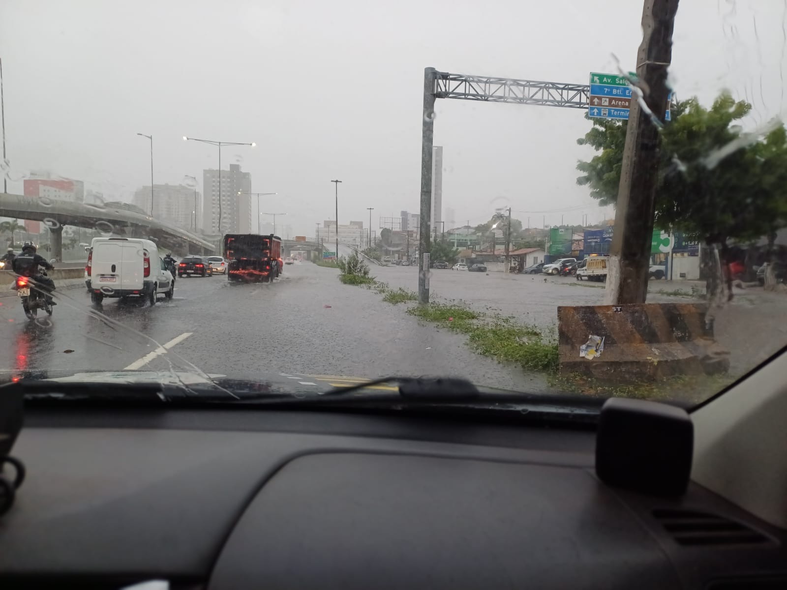 BR-101 fica parcialmente interditada por causa da chuva em Natal