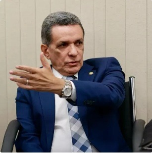 PF encontra R$ 50 mil em carro de senador após denúncia de compra de votos