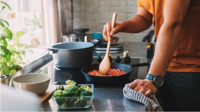 4 hábitos ao cozinhar que elevam o risco de câncer e você pode evitar