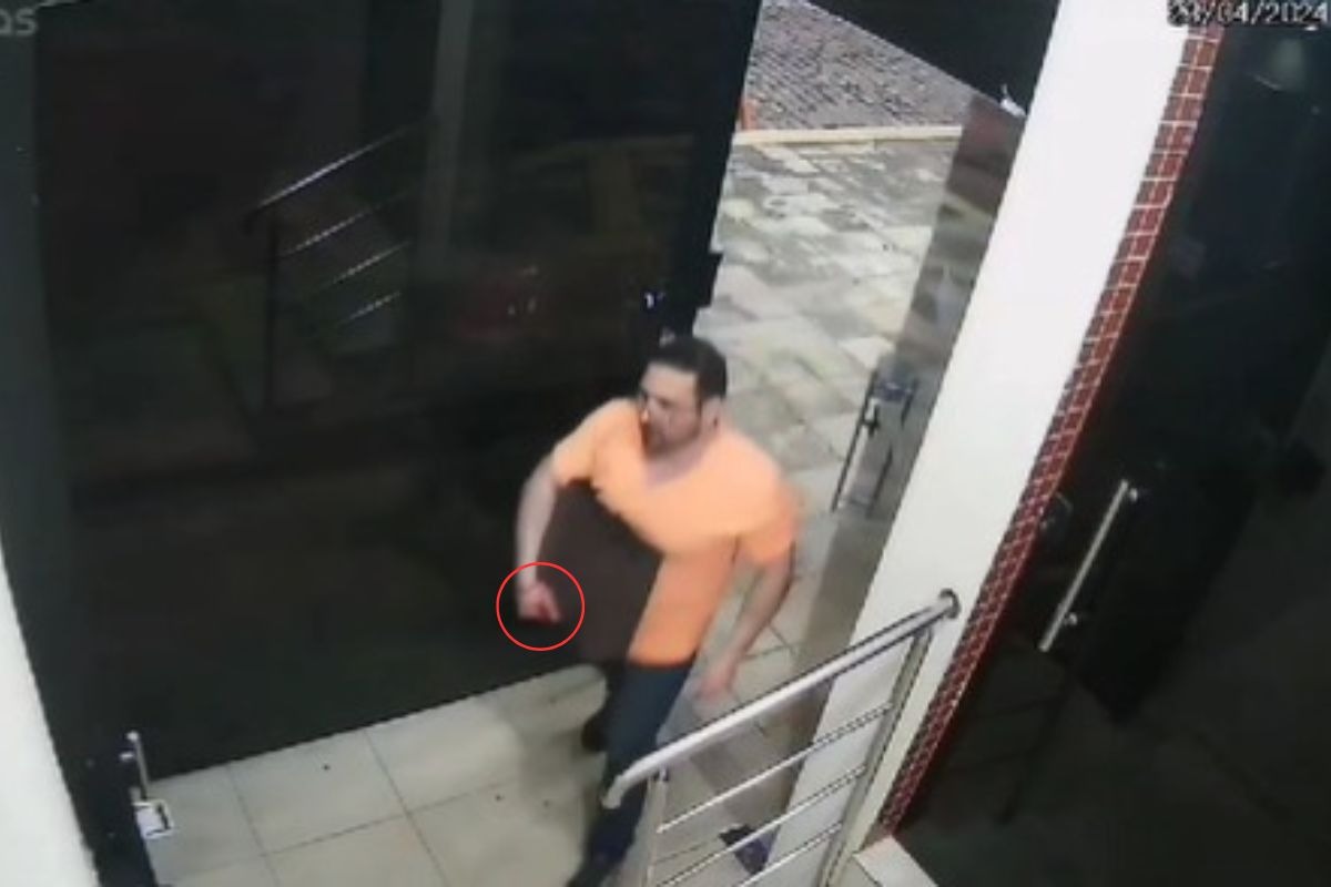 VÍDEO: Veja momento em que João Batista retorna para casa ainda com sangue na mão após morte de psicóloga