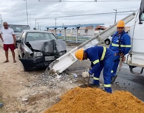 VÍDEO: Motorista perde o controle de carro e derruba poste na Av. Moema Tinoco