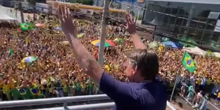 VÍDEO: Bolsonaro é ovacionado por multidão no interior de SP; assista