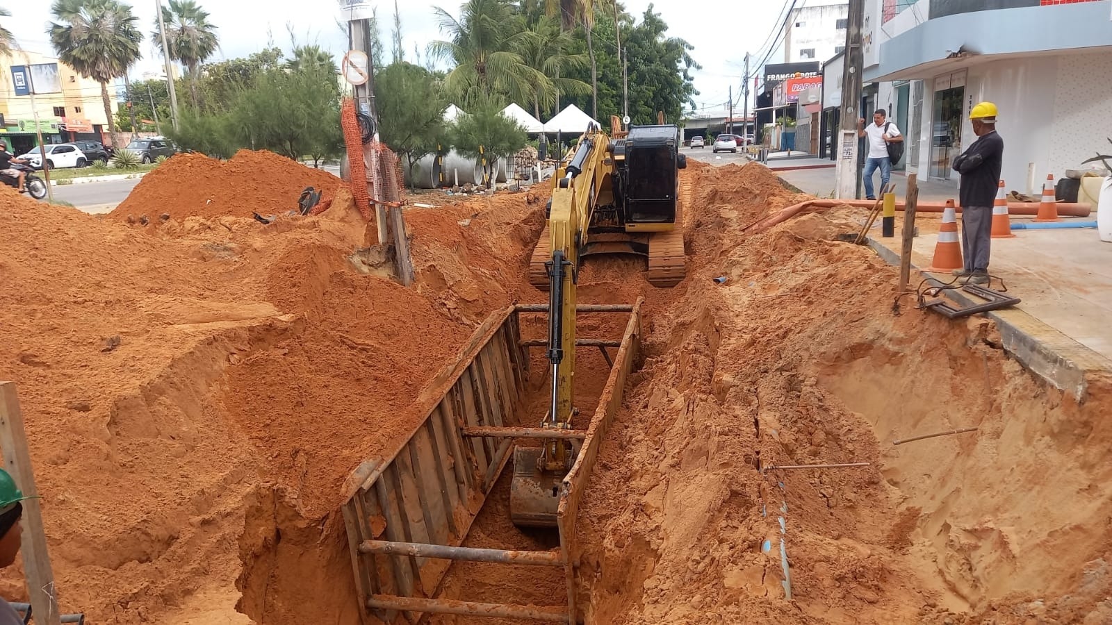 Obras de ampliação da rede de drenagem e inovação em lagoa de captação da Av. Ayrton Senna avançam