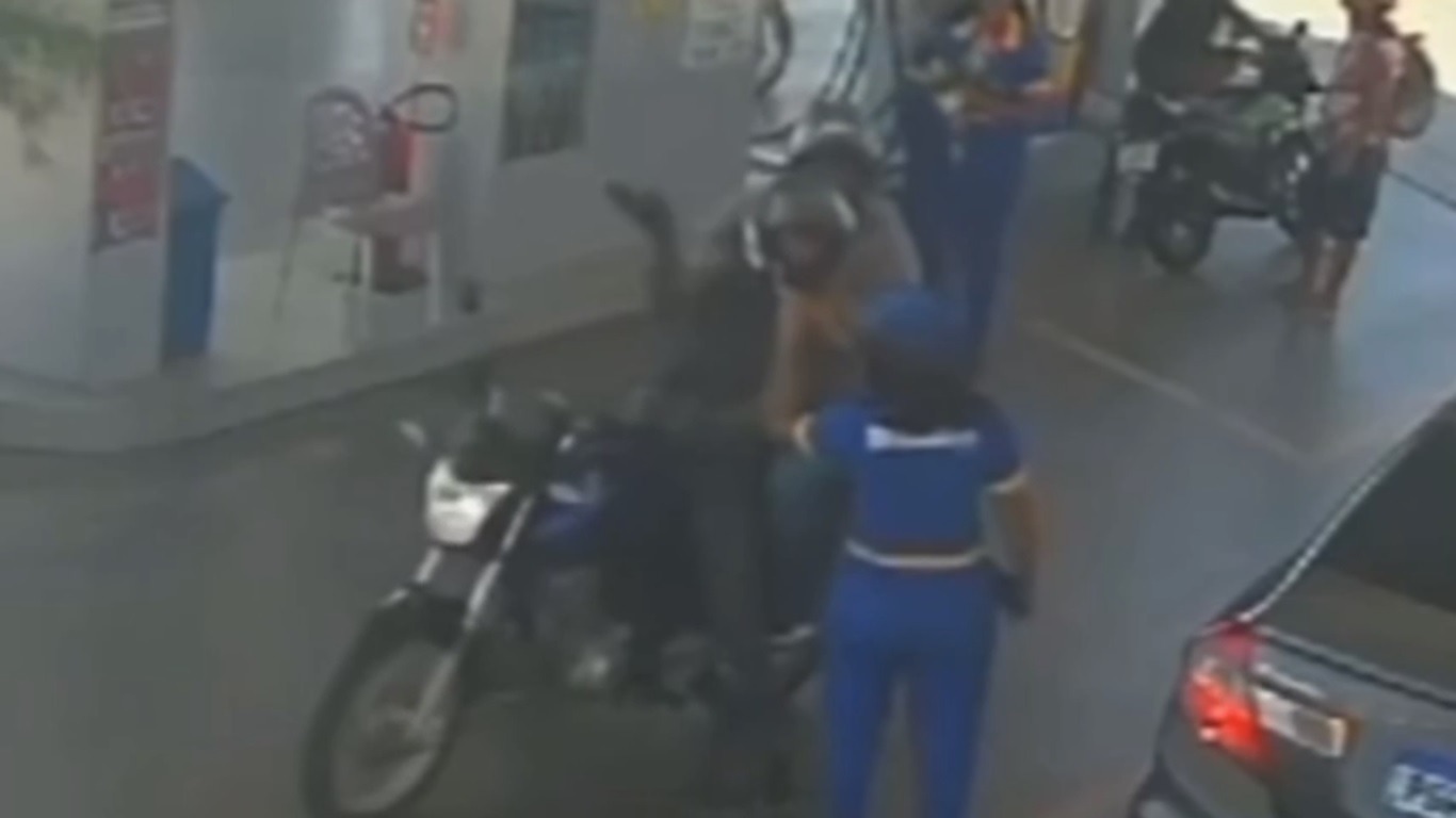 VÍDEO: Frentista é agredida com tapa no rosto em posto de combustíveis na zona Norte de Natal